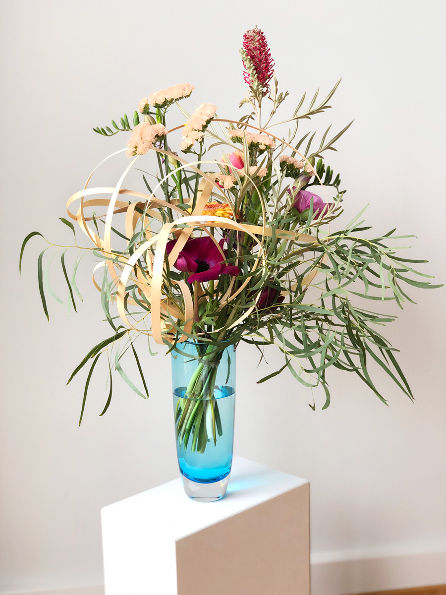 Kunstvoller Blumenstrauss mit Anemonen, Statizen und Gerbera und Eukalyptus