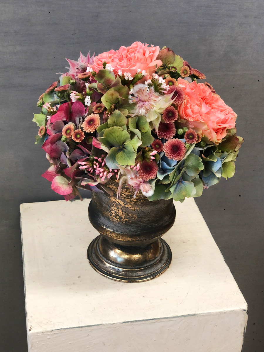 Blumengesteck mit Hortensien, Rosen und Chrysanthemen
