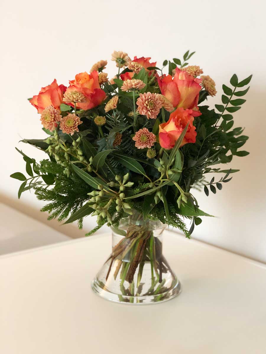 Blumenstrauss in der Hergiswiler-Glasvase mit Rosen, Chrysanthemen und Eukalyptusfrüchten