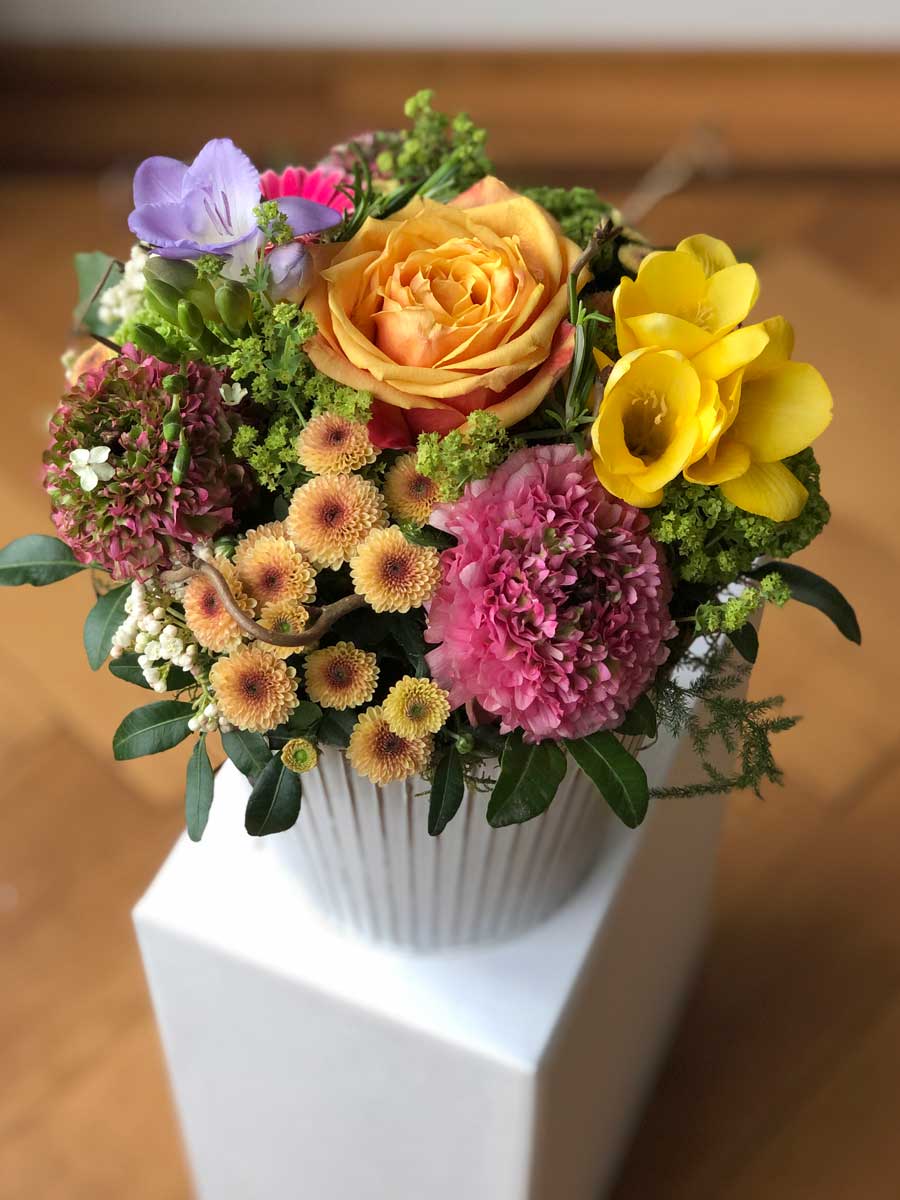Blumengesteck mit Rosen, Chrysanthemen, Ranunkeln, Schneeball und Freesien