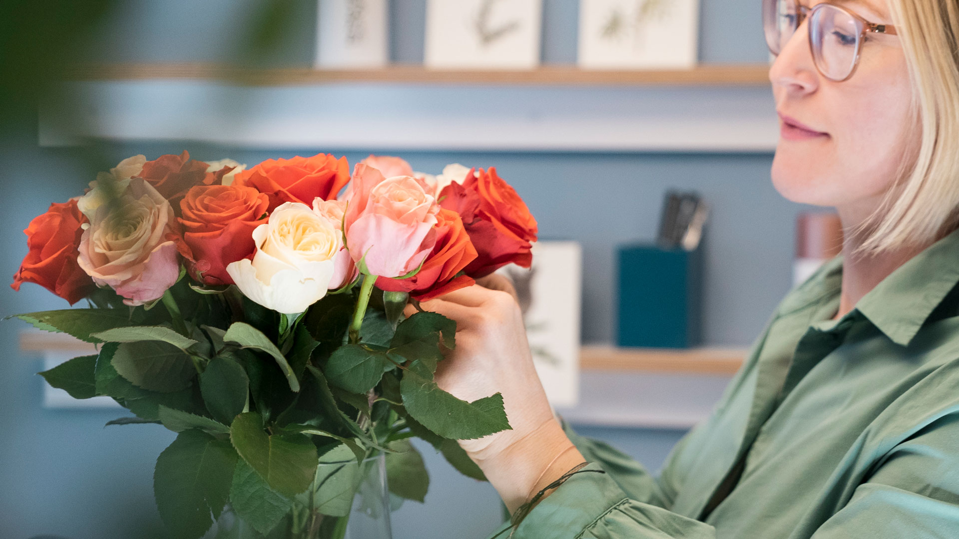 Floristin Nicole Hunziker vom Bloomen Atelier in Zürich arrangiert einen bunten Rosenstrauss