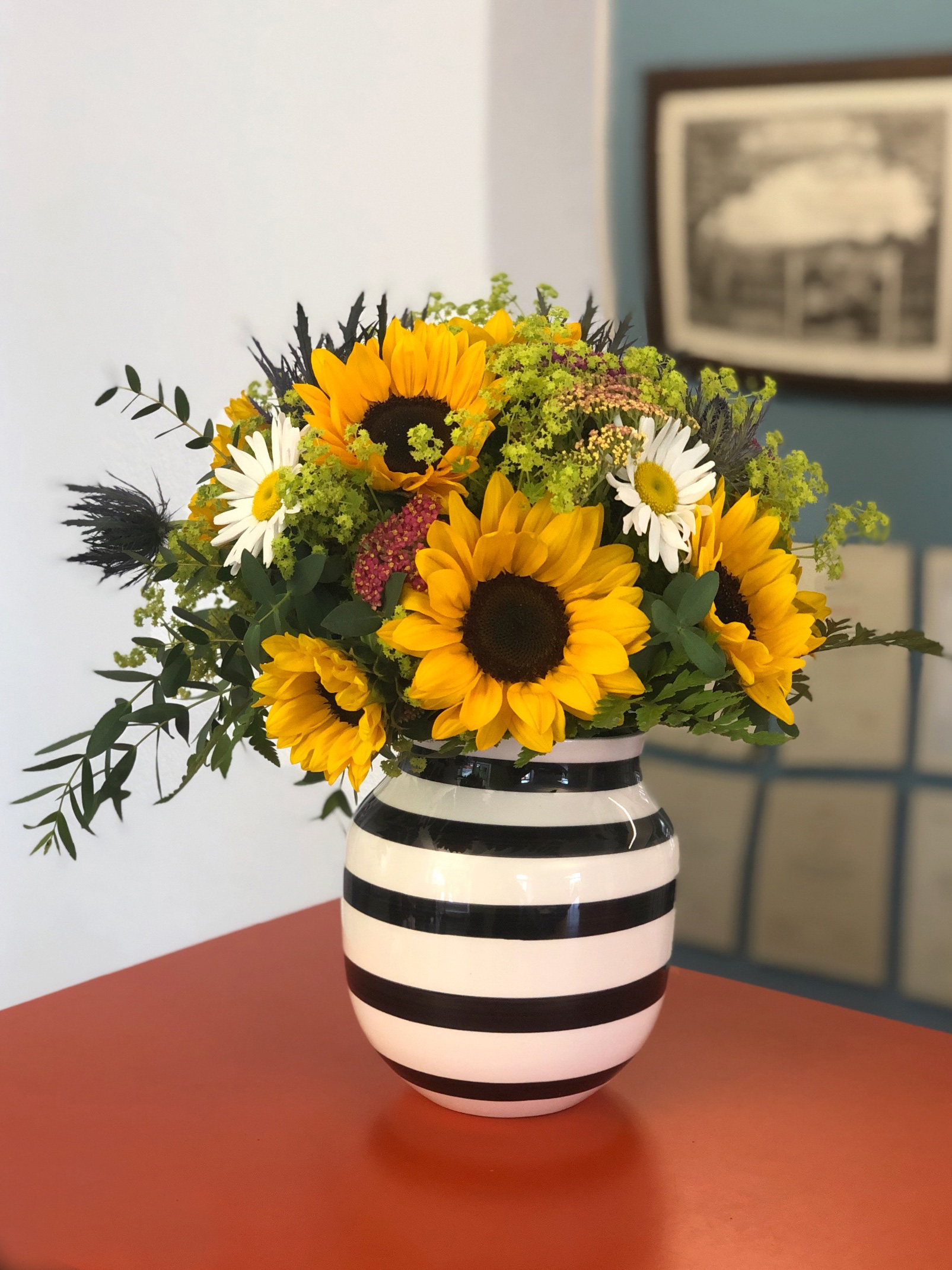 Blumenstrauss mit Sonnenblumen und Margeriten